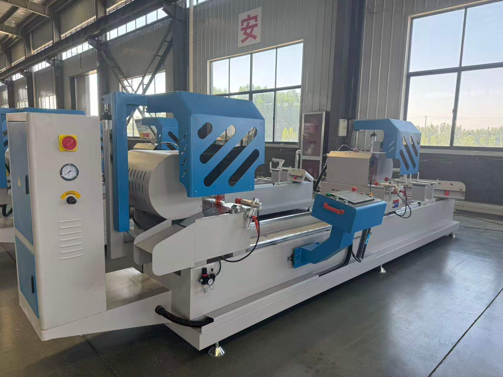 Прецизна пила за сечење со внатрешно замавнување од 450 mm CNC со двојна глава (45°/90°)
