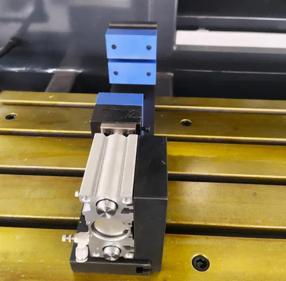 4M CNC центар за обработка со автоматски менувач на алатки (ATC)