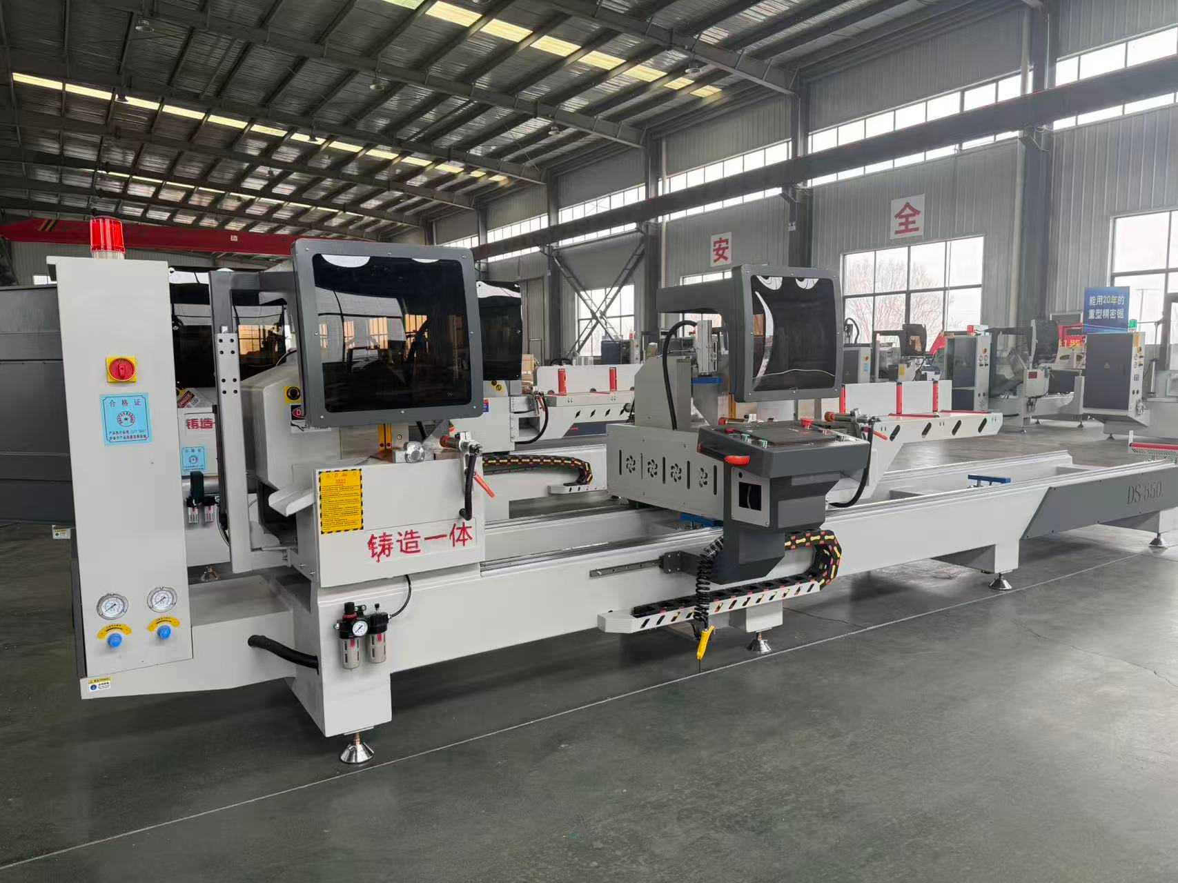 Внатрешна вртливата пила од 550 CNC за 45 и 90 степени
