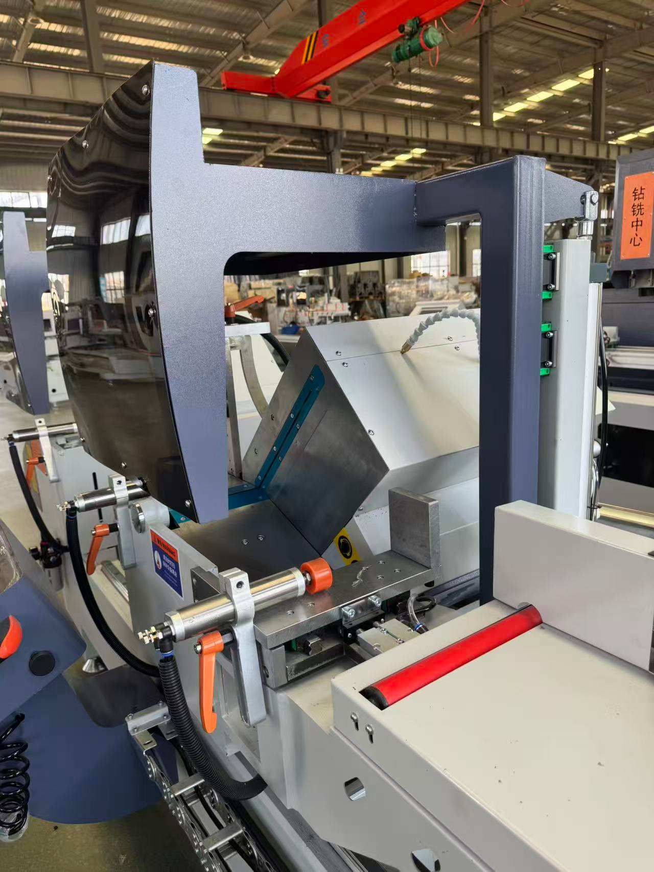 550 CNC надворешно замавнување, високоволуменско производство Митра пила, 45°/90°