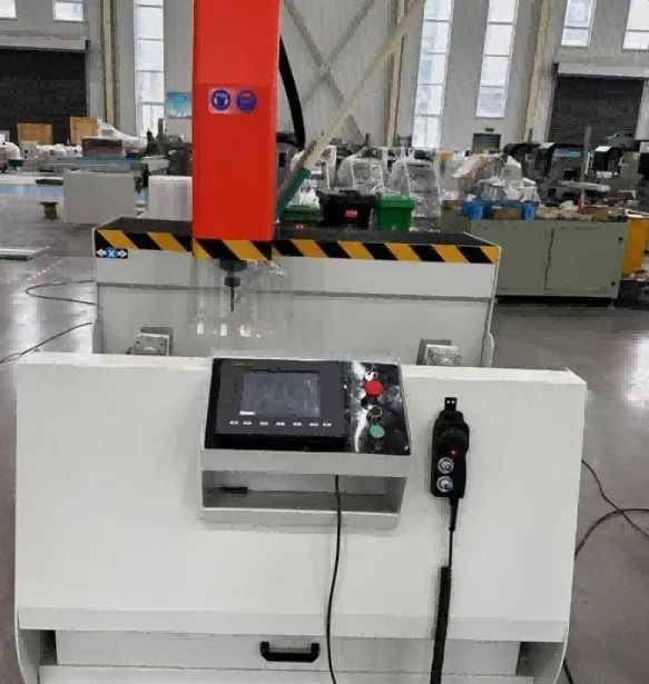 800мм Центар за обработка на CNC со висока ригидност со 3 оски | Наменски изработен за индустриски алуминиумски екструзии