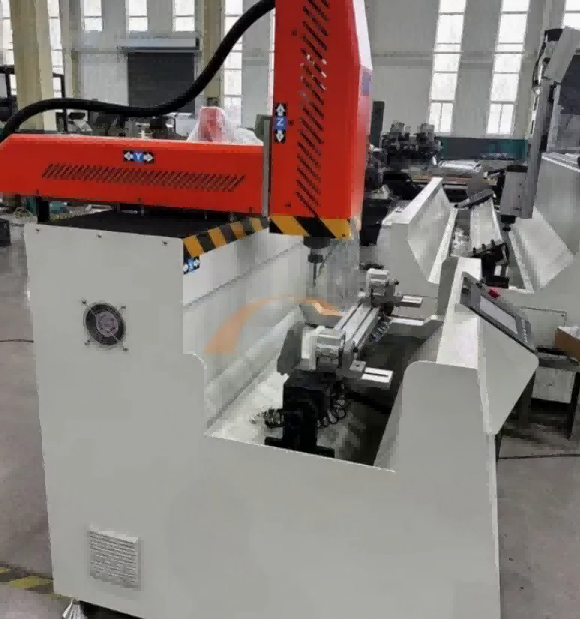 800 мм прецизен центар за обработка со CNC со висока ригидност за индустриски алуминиумски профили со големи секции