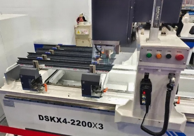 Високопрецизна машина за дупчење на ѕидови од завеси со CNC алуминиум со 4 глави