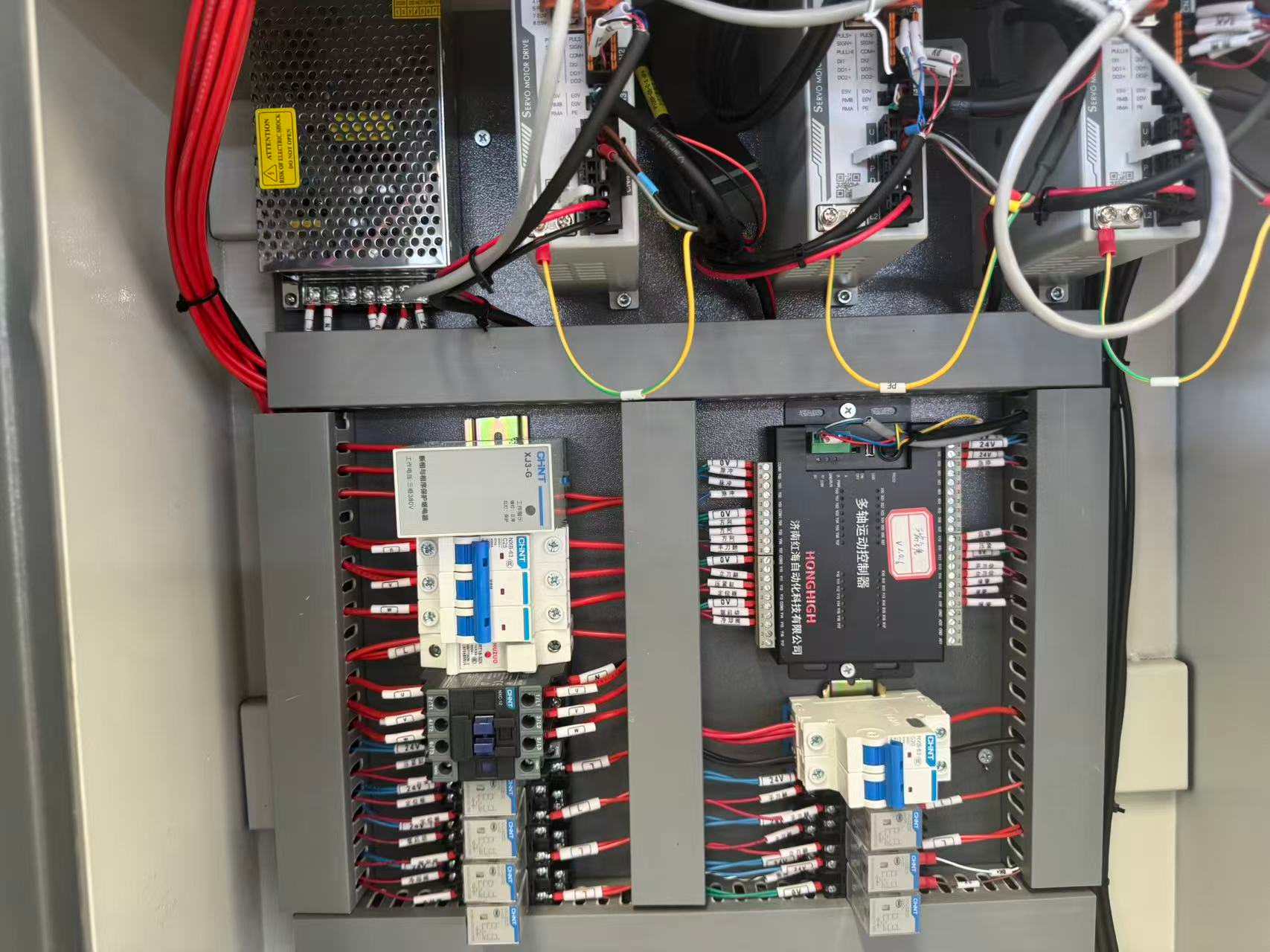 Индустриски CNC 3+2 оски со повеќеаголни краеви мелници за алуминиумски профили со посебен дел