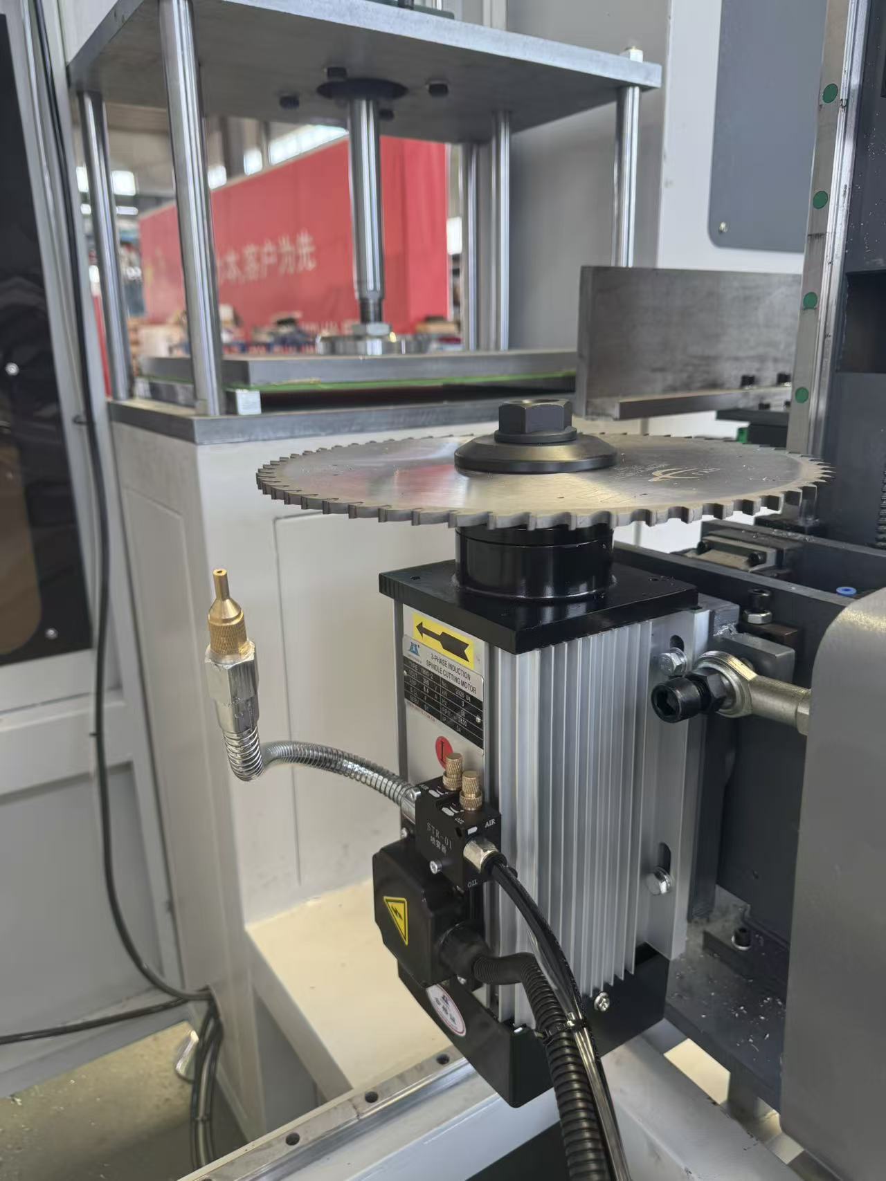 CNC краен мелник со повеќе аголни 3+2 оски за неправилни алуминиумски профили